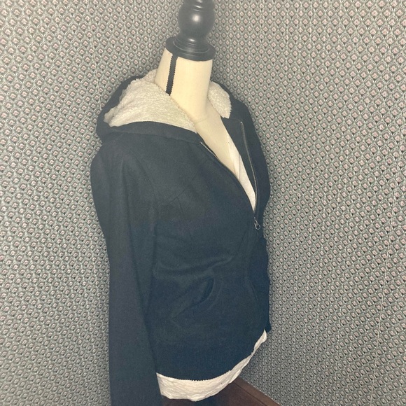 Rubbish Sherpa Hooded Jacket ASO Bella Swan in Twilight - Picture 6 of 12